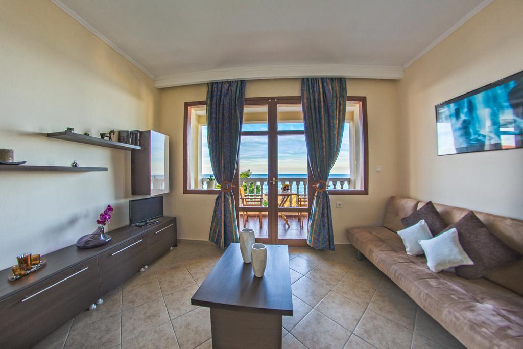 Loukas Apartments On The Waves Tragaki Quarto foto